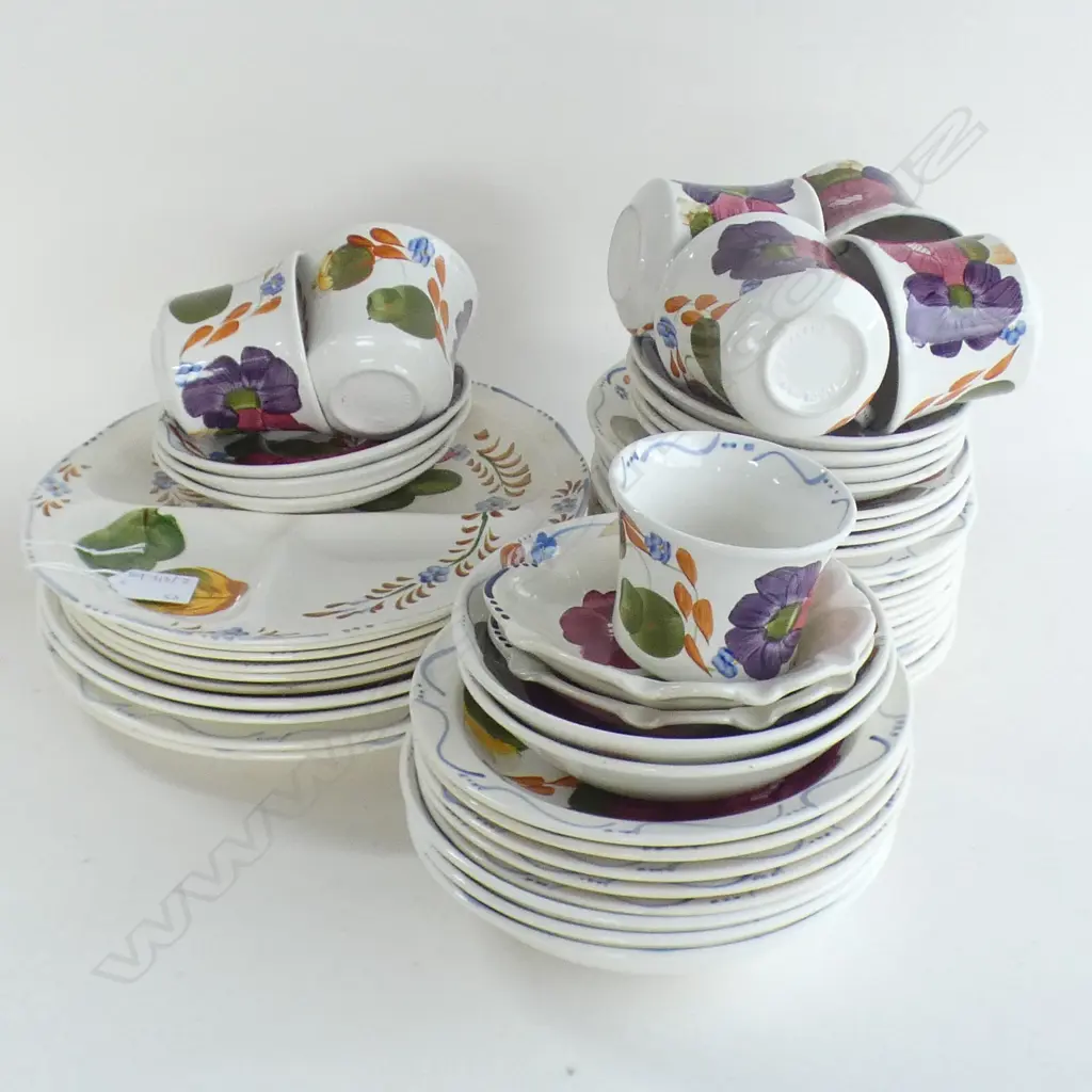LARGE 53 PCE CROWN LYNN FLEURETTE DINNER SET; 8 CUPS, 7 SAUCERS, 9 PLATES, 16 SIDE PLATES ETC Image 1++