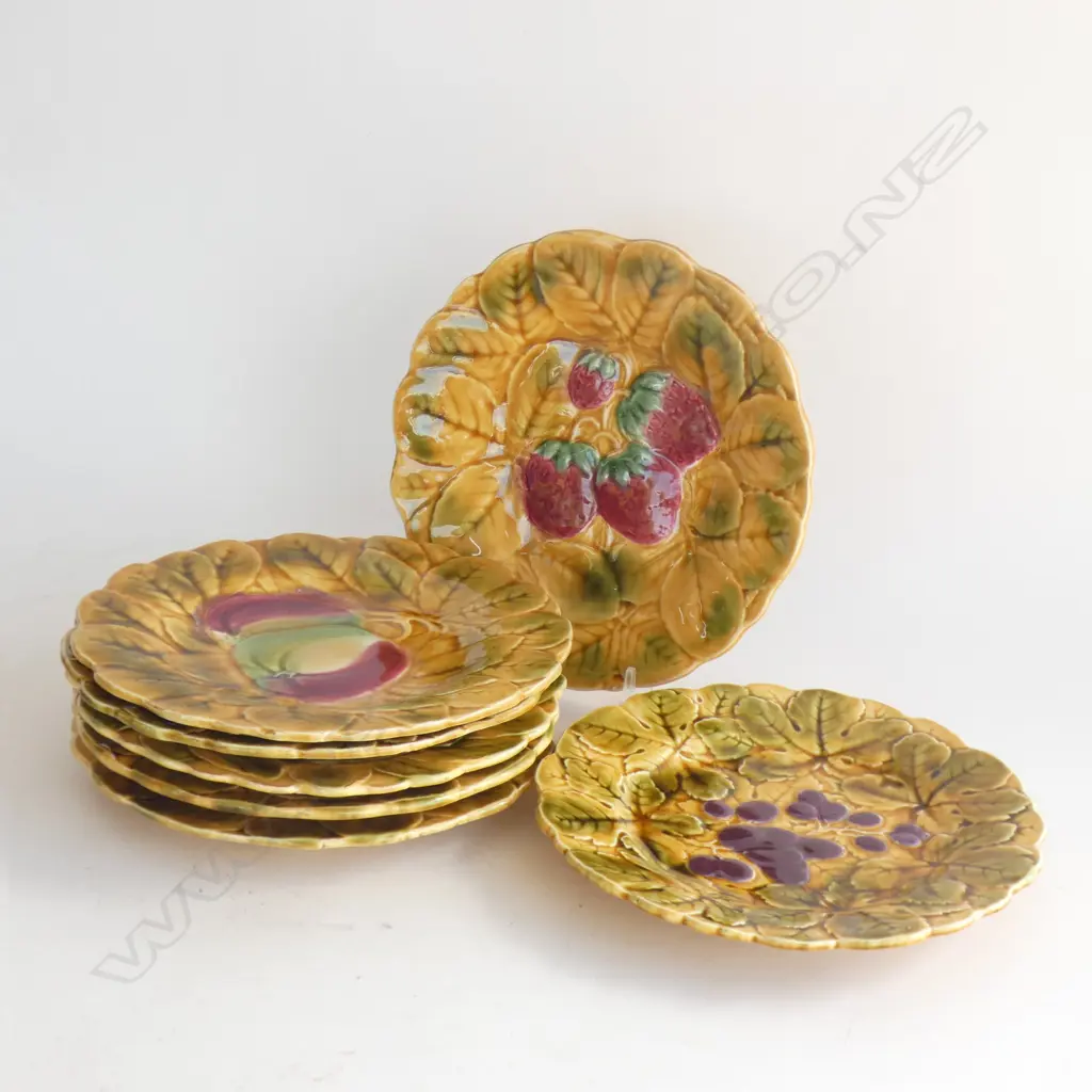 7 SARREGUEMINES MAJOLICA FRUIT PLATES 195mm dia Image 1++