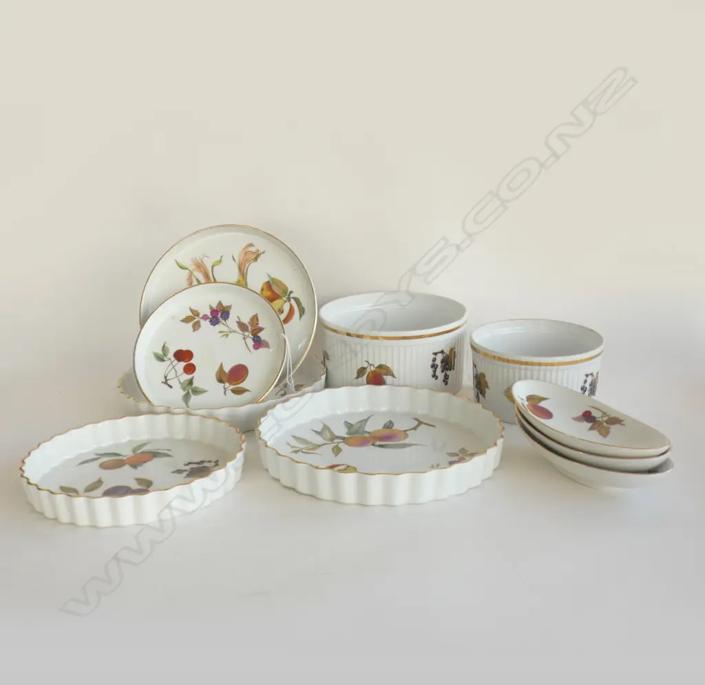10 ROYAL WORCESTER 'EVESHAM' DISHES; 3 LG FLAN DISHES; 2 SHALLOW PIE, 2 SOUFFLE & 3 SM OVAL Image 1++