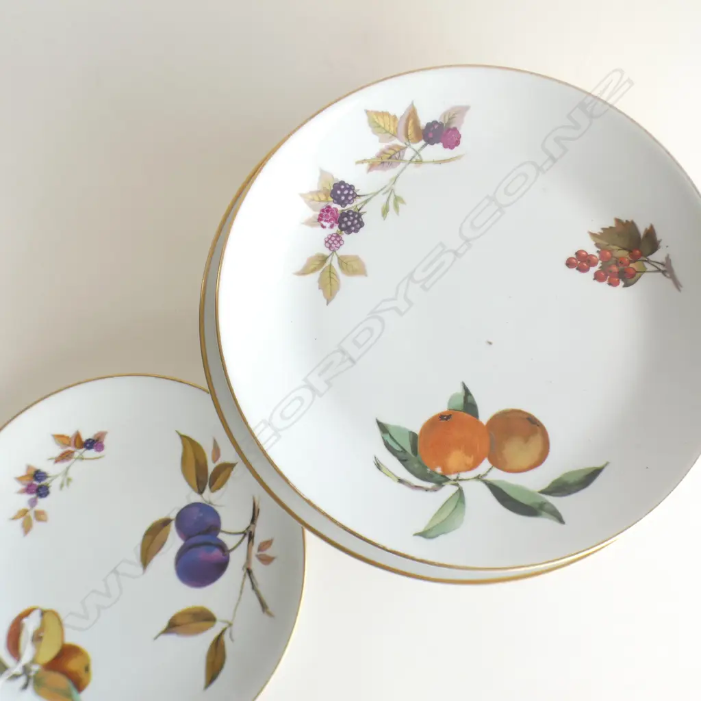 ROYAL WORCESTER 'EVESHAM' PLATES; 7 DINNER (DIA 260MM) + 4 OTHER Image 1++