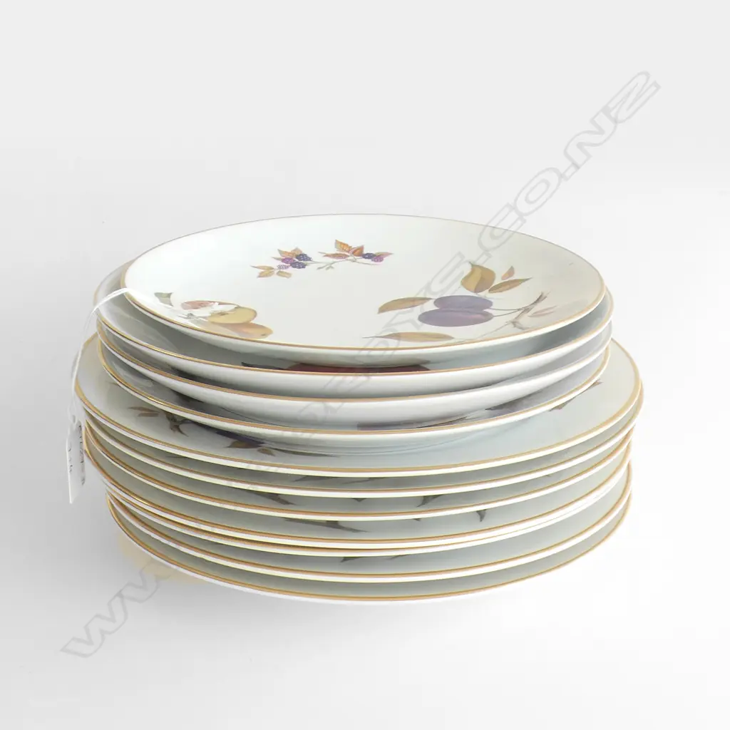 ROYAL WORCESTER 'EVESHAM' PLATES; 7 DINNER (DIA 260MM) + 4 OTHER Image 1++