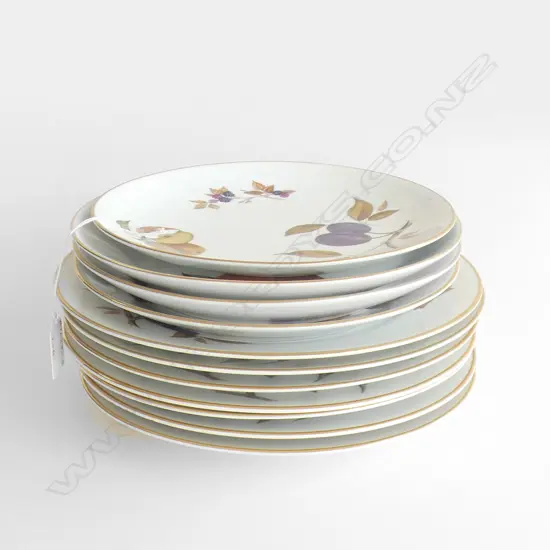 ROYAL WORCESTER 'EVESHAM' PLATES; 7 DINNER (DIA 260MM) + 4 OTHER