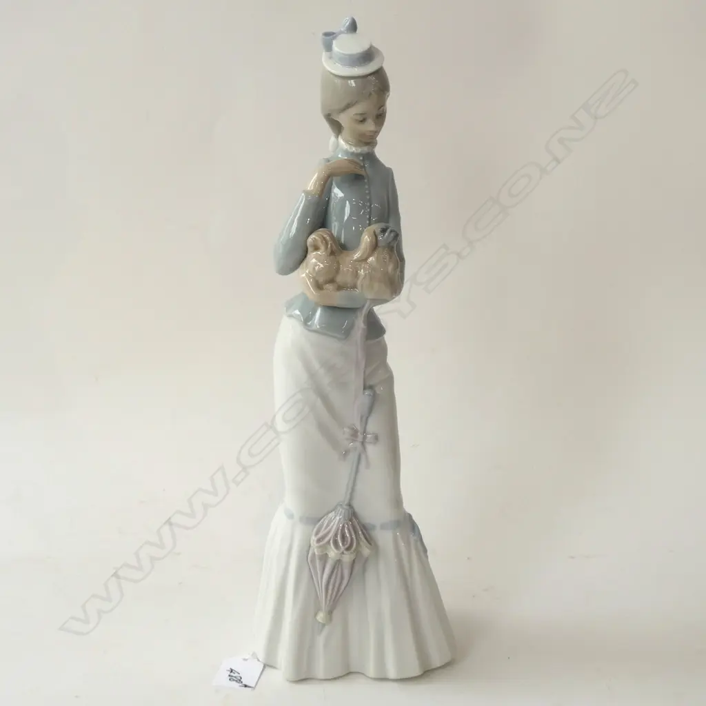 LLADRO GIRL WITH A PEKINESE H. 308mm Image 1++