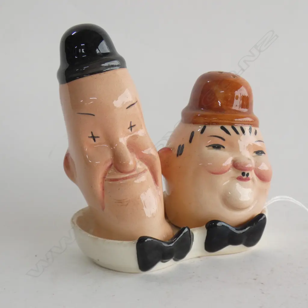 BESWICK LAUREL & HARDIE SALT & PEPPER 2 small chips Image 1++
