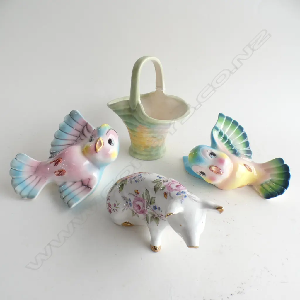4 PCES CERAMICS; PR VINTAGE WALL BIRDS, BESWICK BASKET, PIG w. ROSES Image 1++