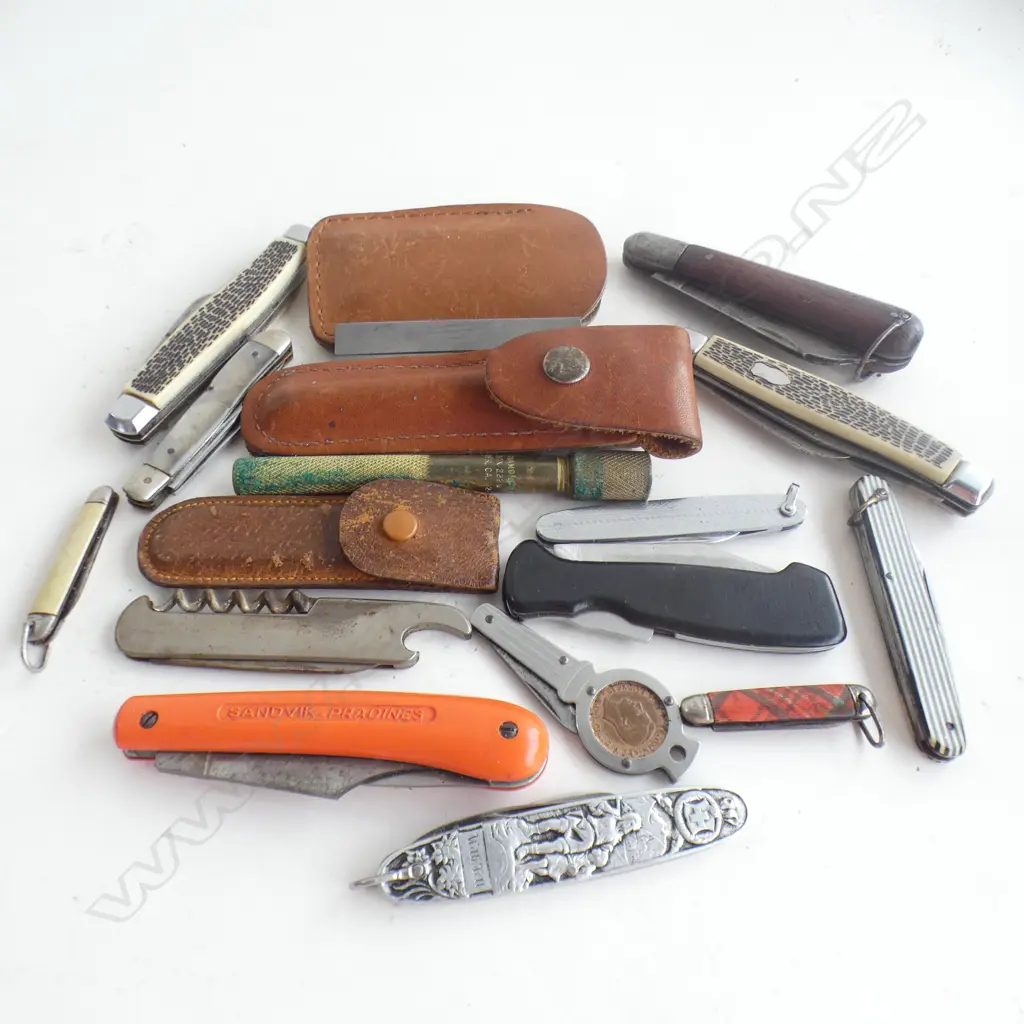A COLLECTION OF 14 VINTAGE POCKET KNIVES + SHARPENING STONE Image 1++