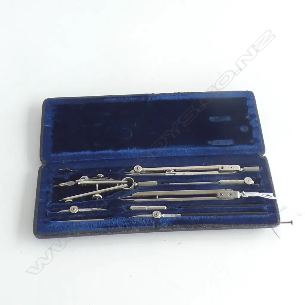 VINTAGE CASED DRAWING INSTRUMENT SET  Image 1++