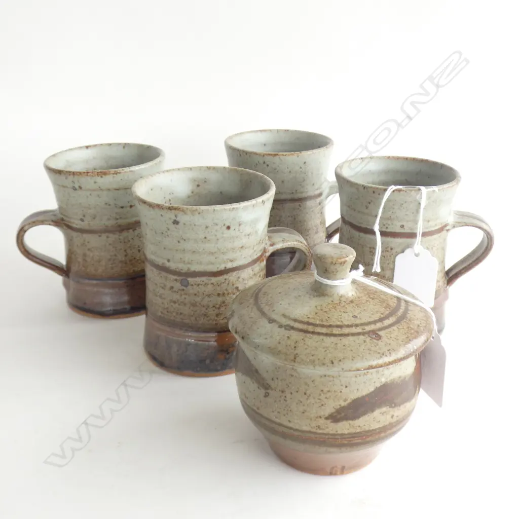 PETER STICHBURY 4 MUGS + MATCHING LIDDED SUGAR BOWLEX. FAMILY COLLECTION Image 1++