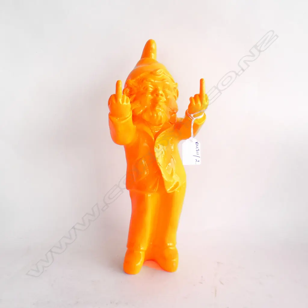 ORANGE RESIN GNOME GIVING THE FINGERS H.330mm Image 1++