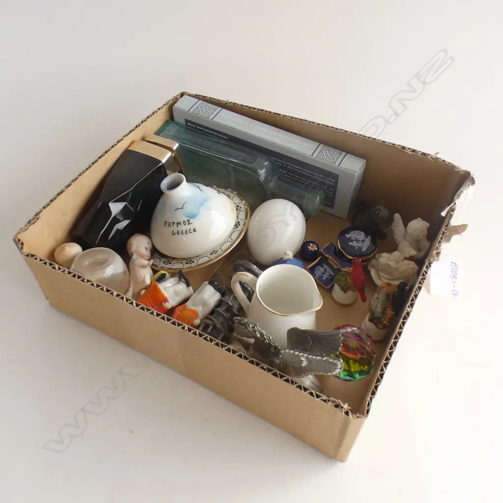 SM TRAY COLLECTABLES INCL BIRD THIMBLES, ATWELL S&P SHAKERS, BRASS DOG, MINIATURE LIMOGES ETC.. Image 1++
