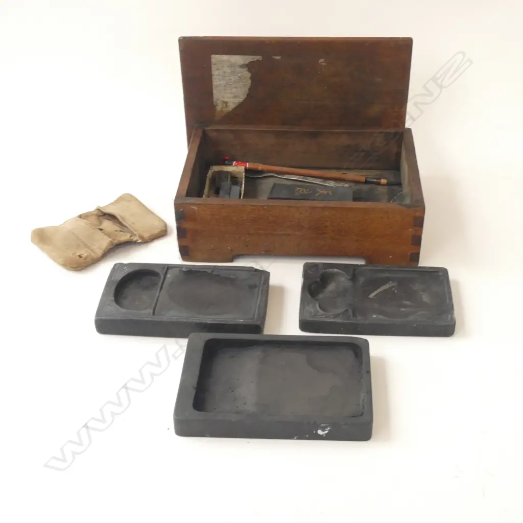 OLD WOODEN BOX w. 3 ORIENTAL INK STONES ETC Image 1++