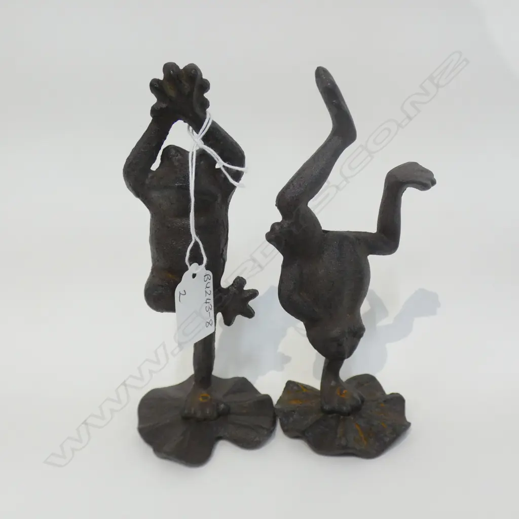 2 CAST IRON YOGA FROGS  H 170MM Image 1++