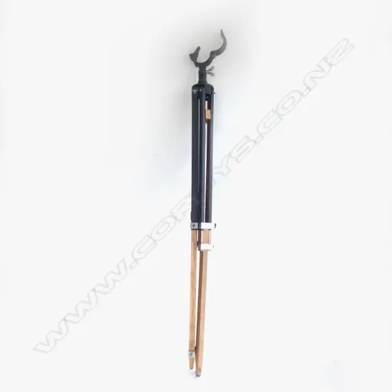 TELESCOPE TRIPOD WITH ADJUSTABLE LEGS - CIRCULAR MOUNT FOR TELESCOPE