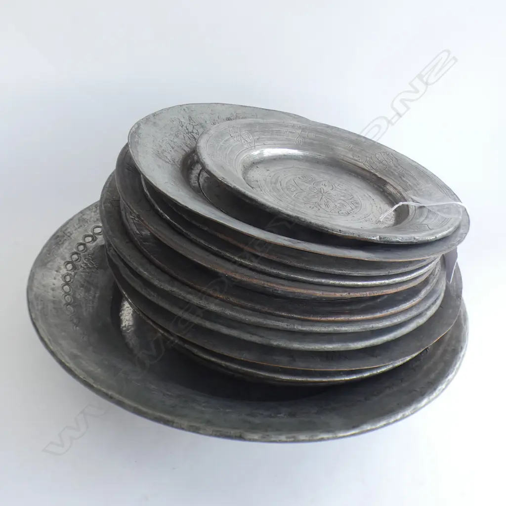 ANTIQUE PEWTER ON COPPER MEDIEVAL REPRODUCTION BANQUET WARE; PLATTER, LGE JUG H.420mm & 14 PLATES Image 1++