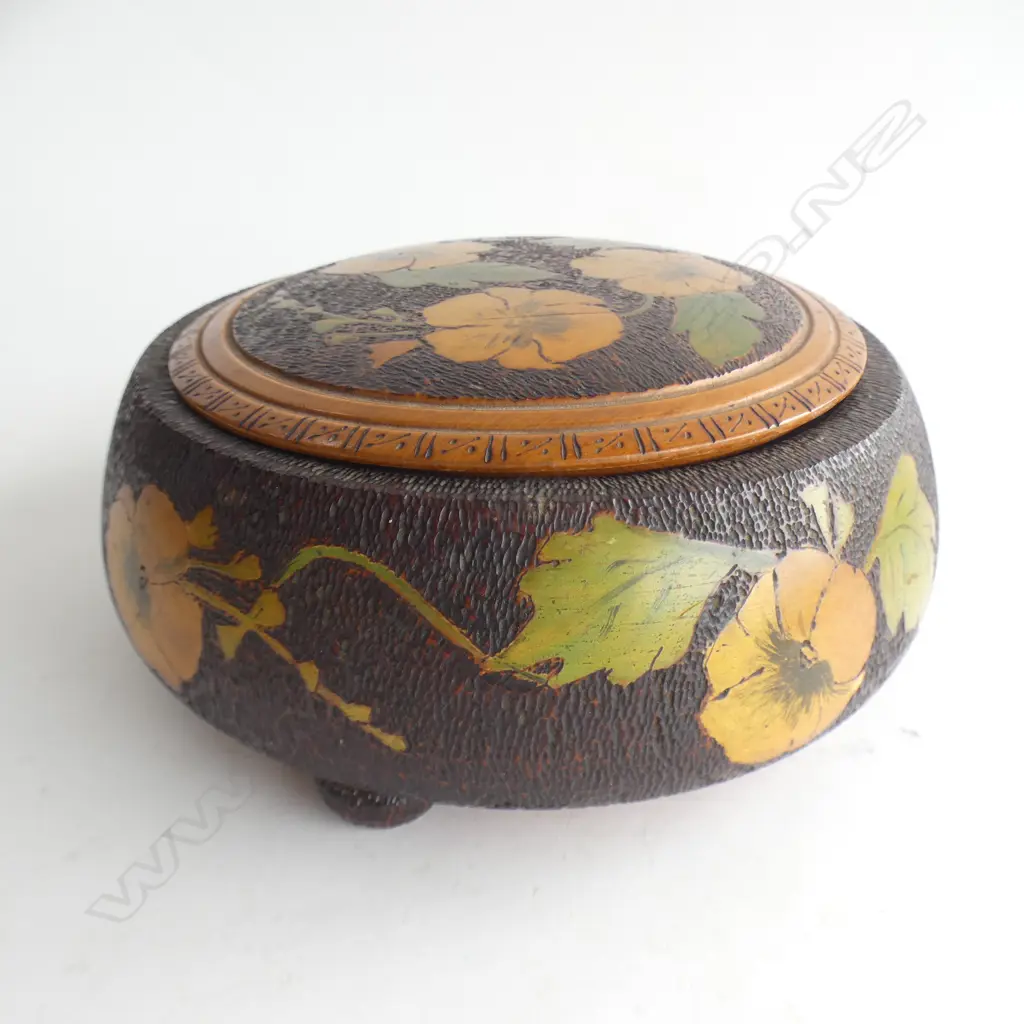 FOLK ART POKER WORK BOWL STUNNING EXAMPLE WITH BUN FEET AND LID D. 202mm Image 1++