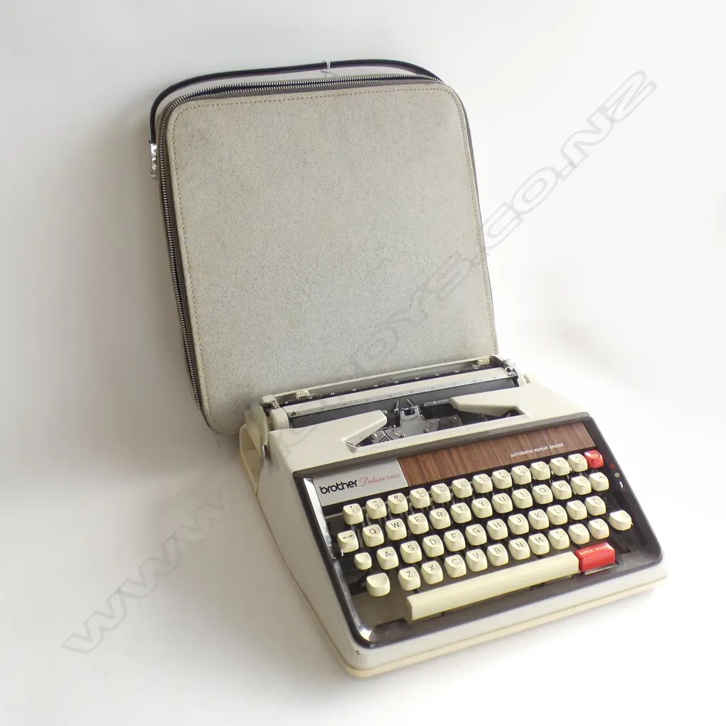 CASED RETRO TYPEWRITER Image 1++