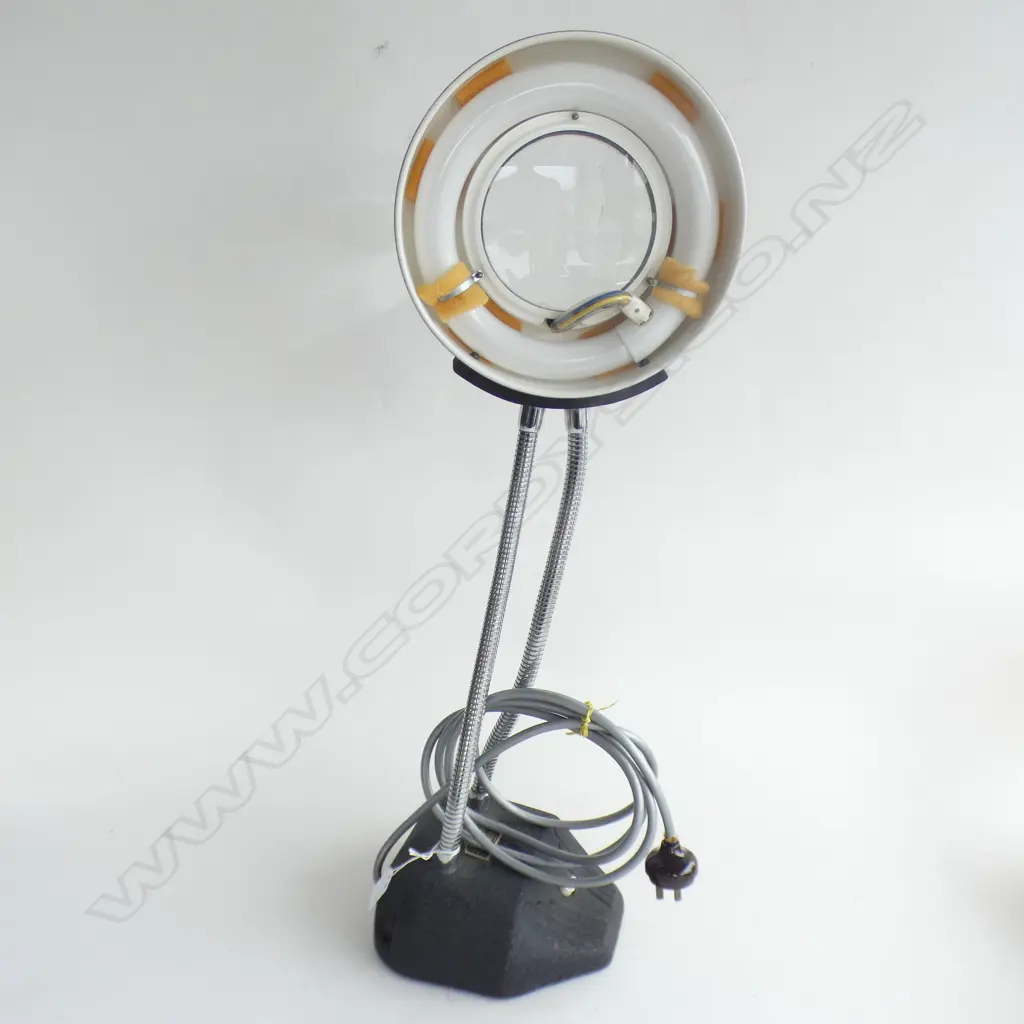 VINTAGE MAGNIFYING LAMP  Image 1++