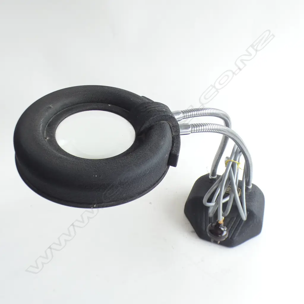 VINTAGE MAGNIFYING LAMP  Image 1++