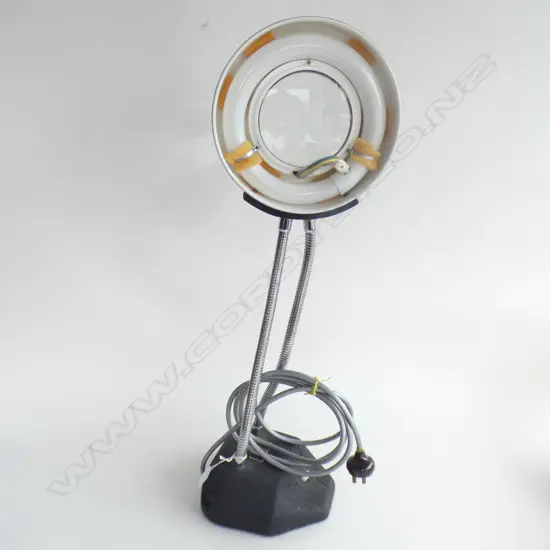VINTAGE MAGNIFYING LAMP 