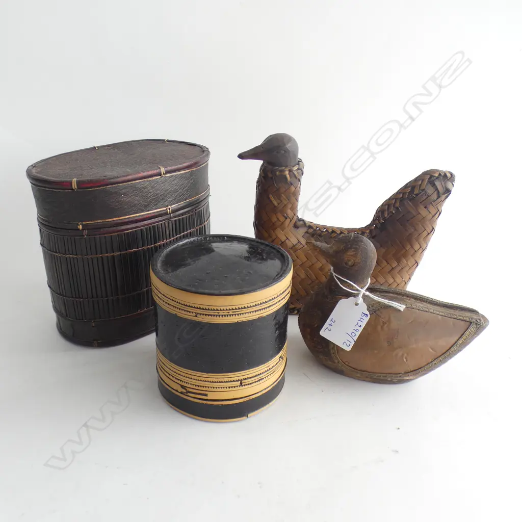 4 VINTAGE DECORATIVE PCES; 2 ORIENTAL LIDDED LACQUERED BETEL NUT CONTAINERS + 2 DUCKS; WOVEN & WOODEN Image 1++