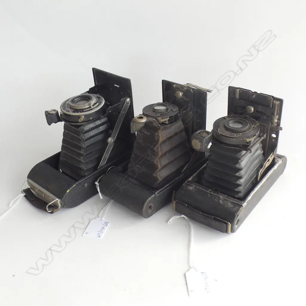 3 VINTAGE FOLDING CAMERAS Image 1++