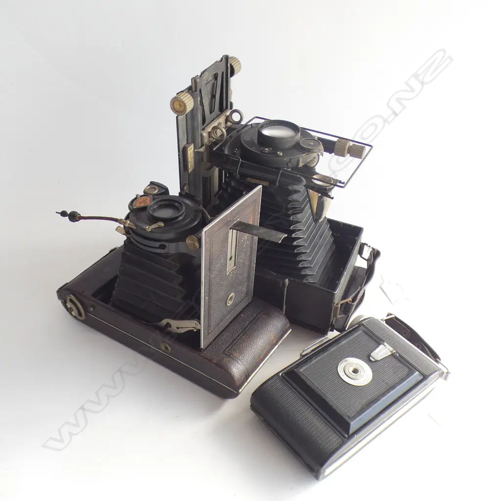 3 VINTAGE FOLDING CAMERAS Image 1++