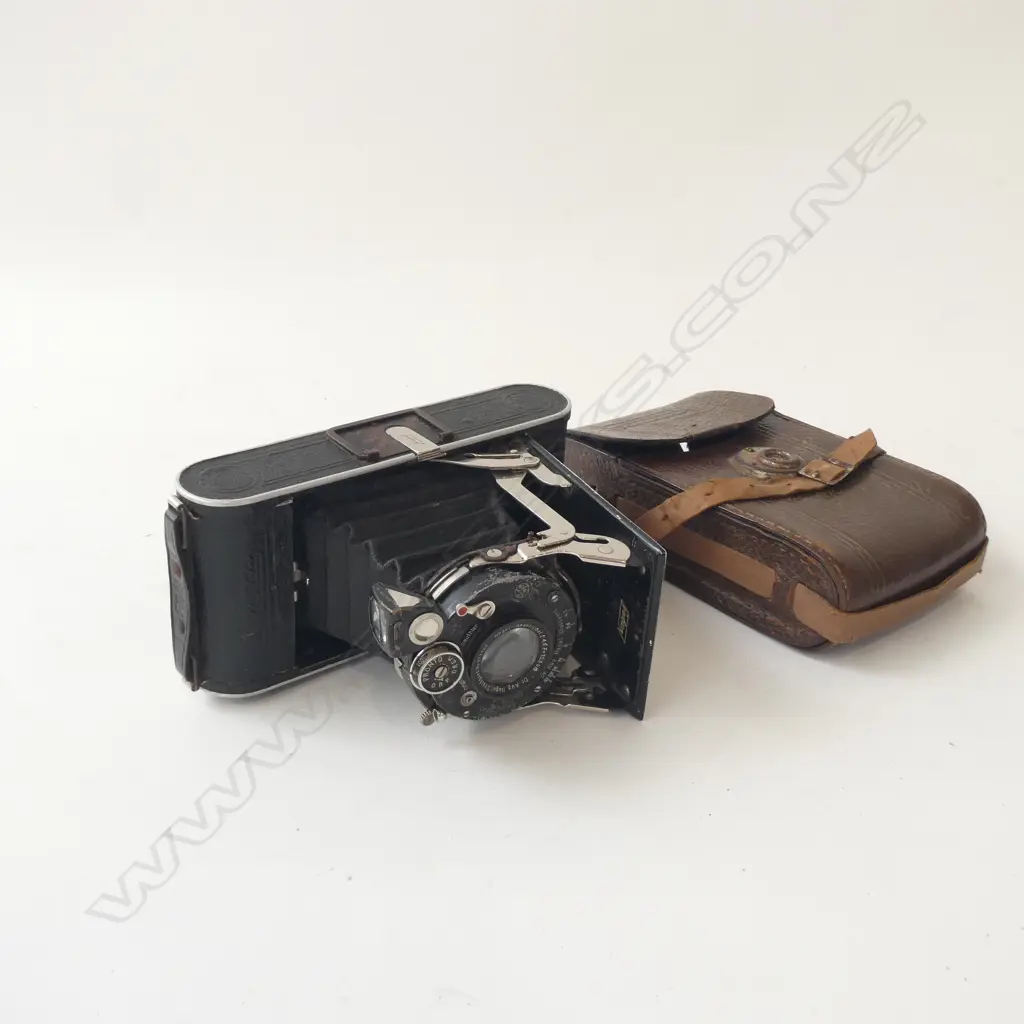 VINTAGE VOLLENDA FOLDING CAMERA WITH CASE STITCHING COMING APART Image 1++