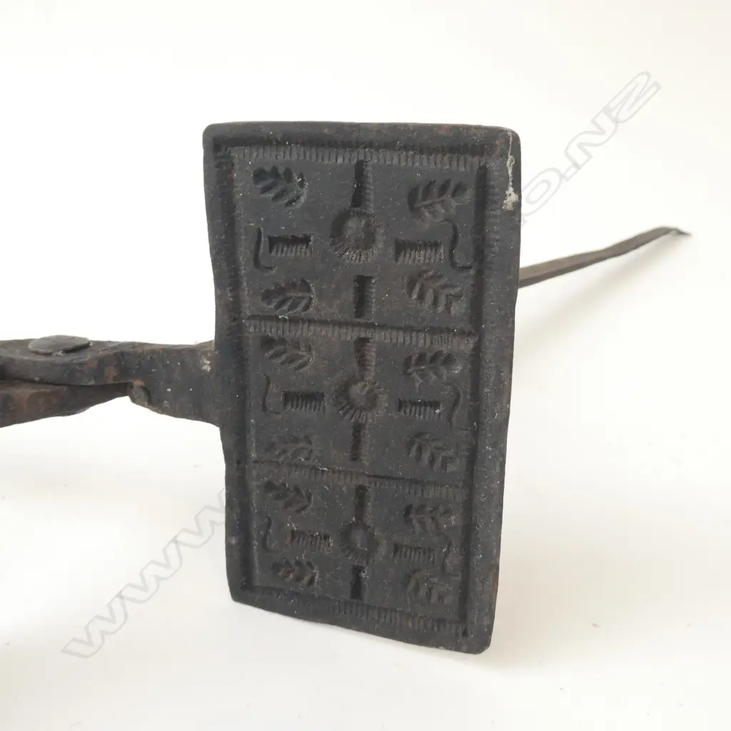 VINTAGE CAST IRON TOASTING TONGS / PRESS Image 1++