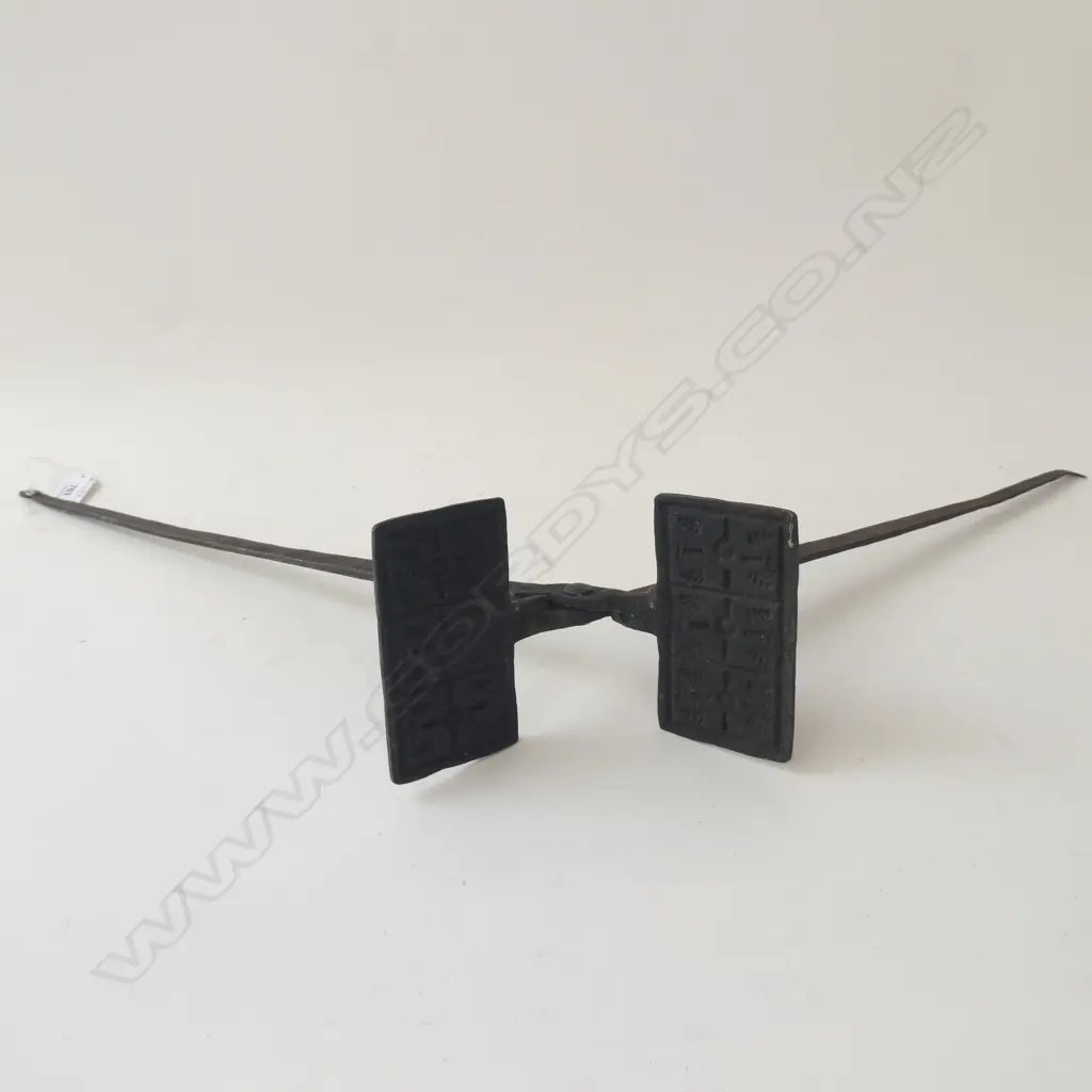 VINTAGE CAST IRON TOASTING TONGS / PRESS Image 1++