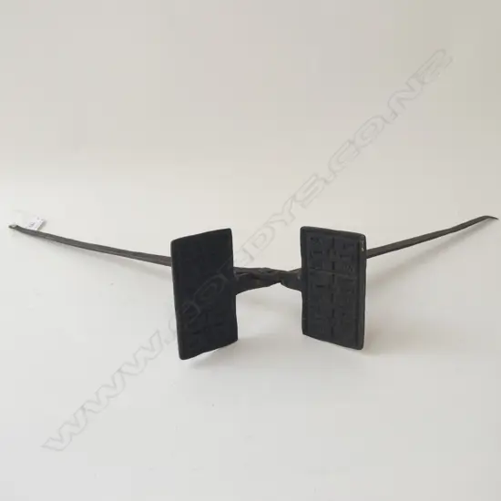 VINTAGE CAST IRON TOASTING TONGS / PRESS