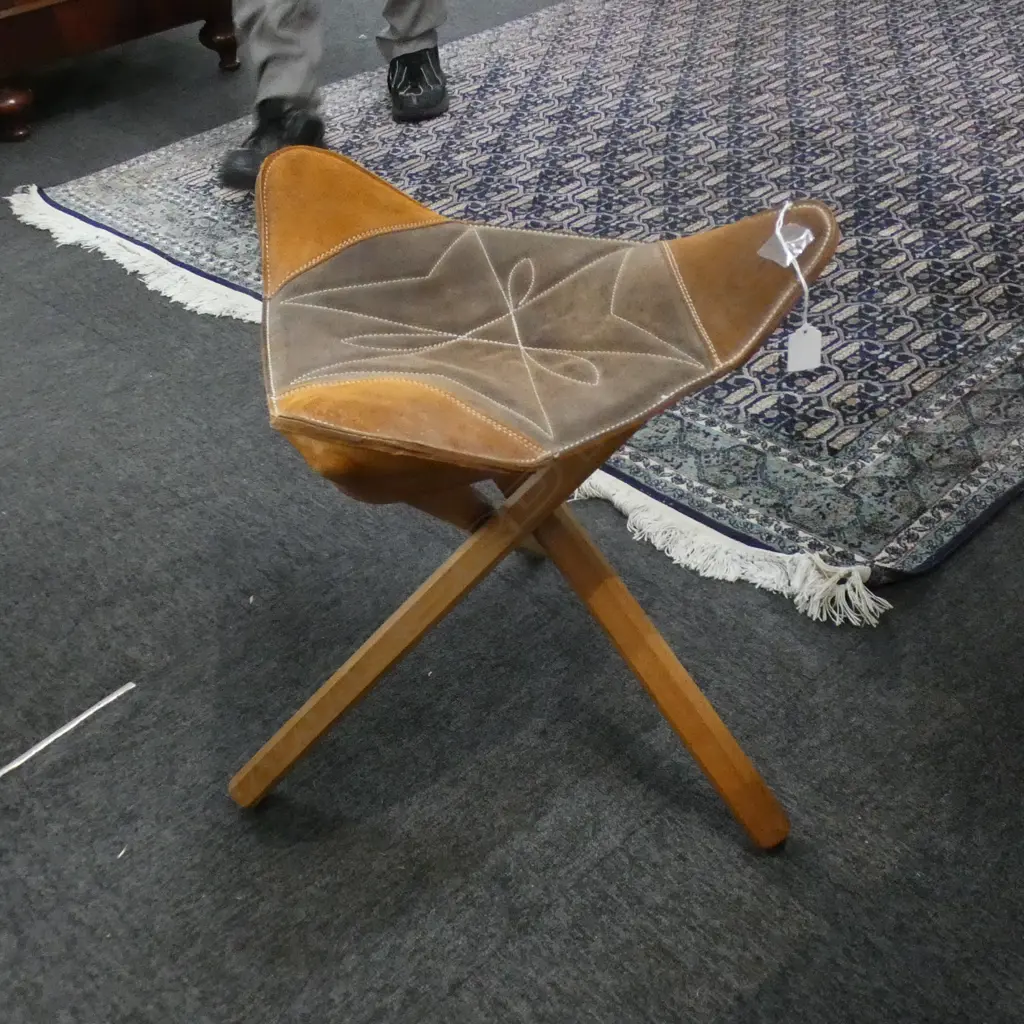 VINTAGE WOODEN TRIPOD LEATHER SEAT FOLDING STOOL  Image 1++