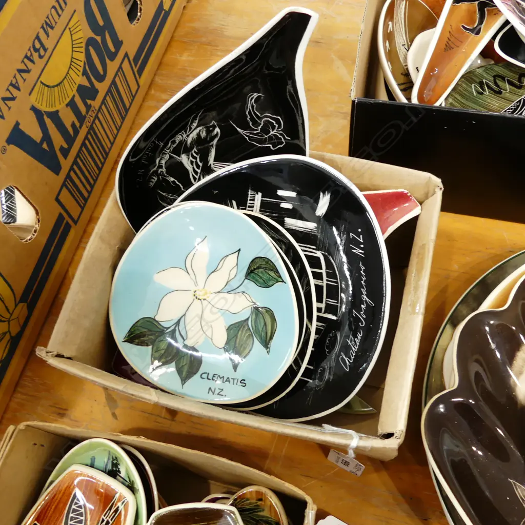 SM BOX ASST AUSTRALIAN POTTERY - STUDIO ANNA ETC. WITH NZ DESIGNS  Image 1++