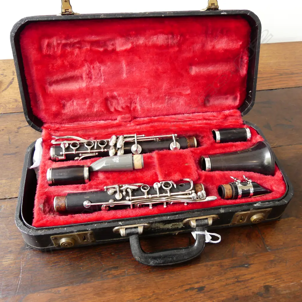 BOSSEY & HAWKES CLARINET Image 1++