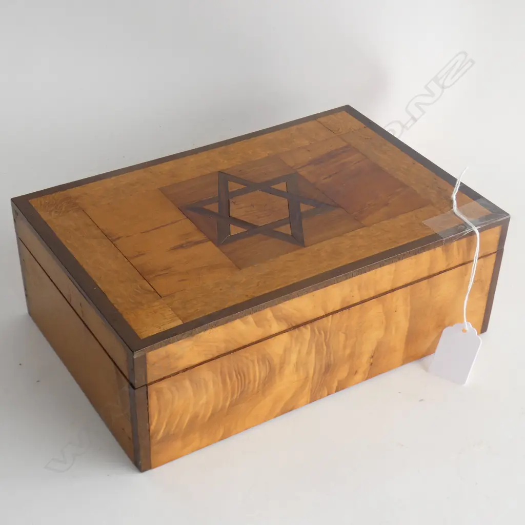 WOODEN BOX w. STAR DESIGN 245x160x85mm Image 1++