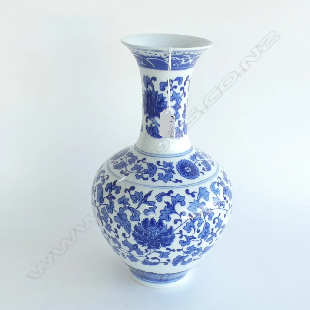 CHINESE B/W VASE H.335mm Image 1++