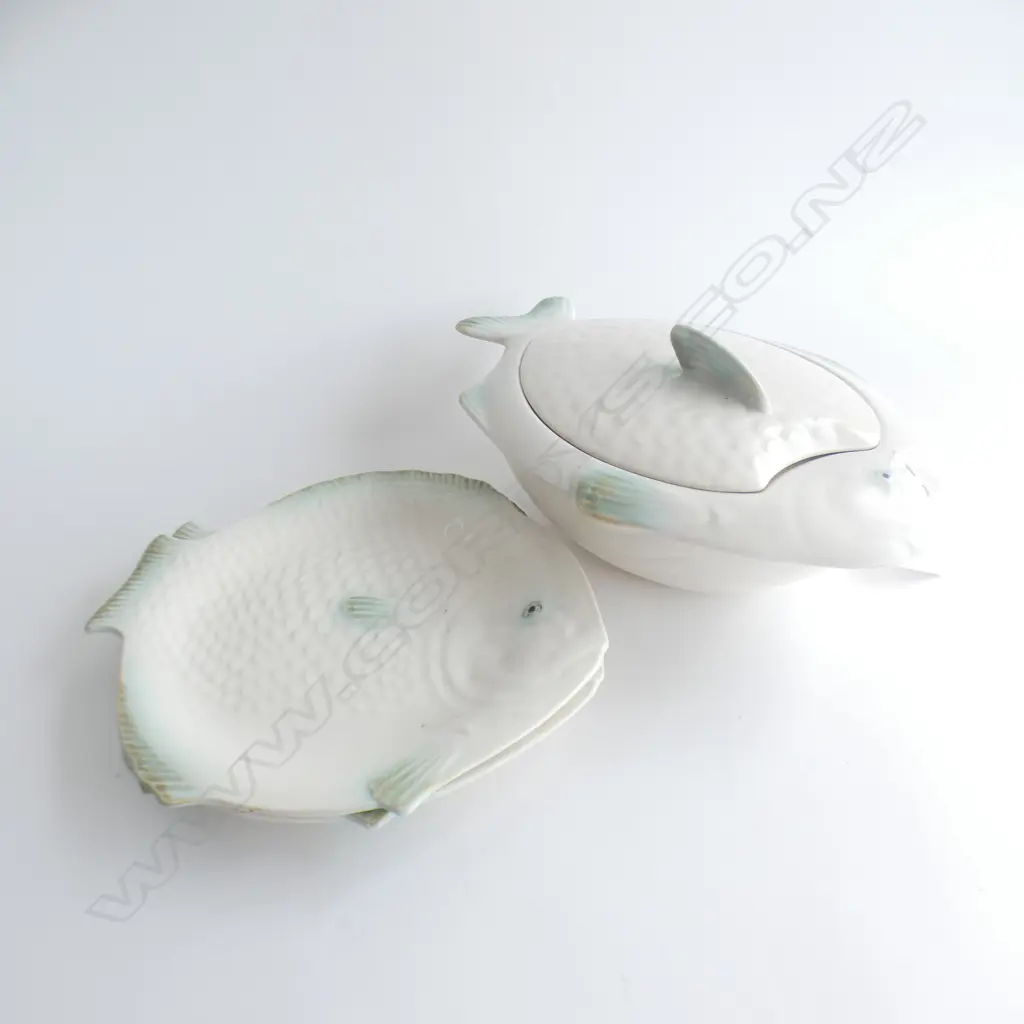3 PCS SHORTER & SON FISH DISHES; 2 PLATES & ONE LIDDED DISH (GREEN & CREAM) Image 1++