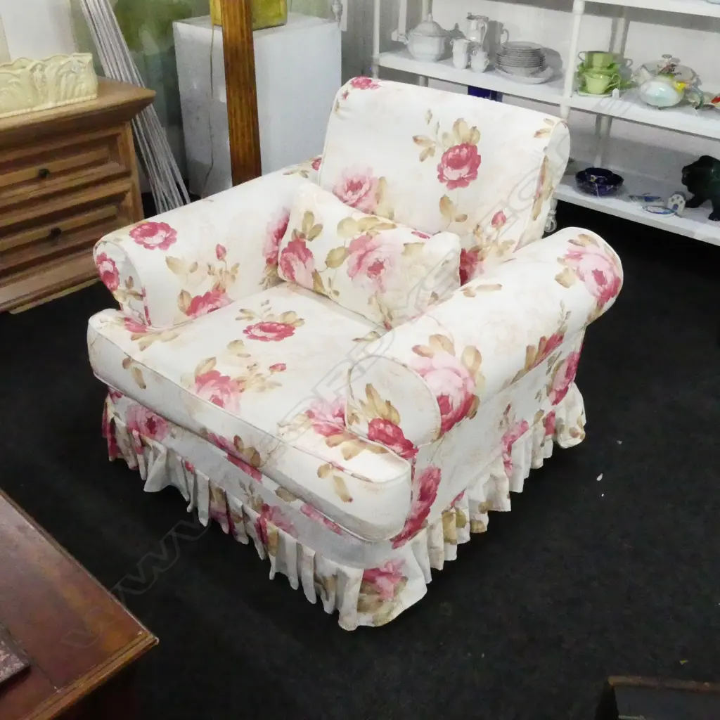 PINK ROSE FLORAL COVERED LOUNGE CHAIR Image 1++