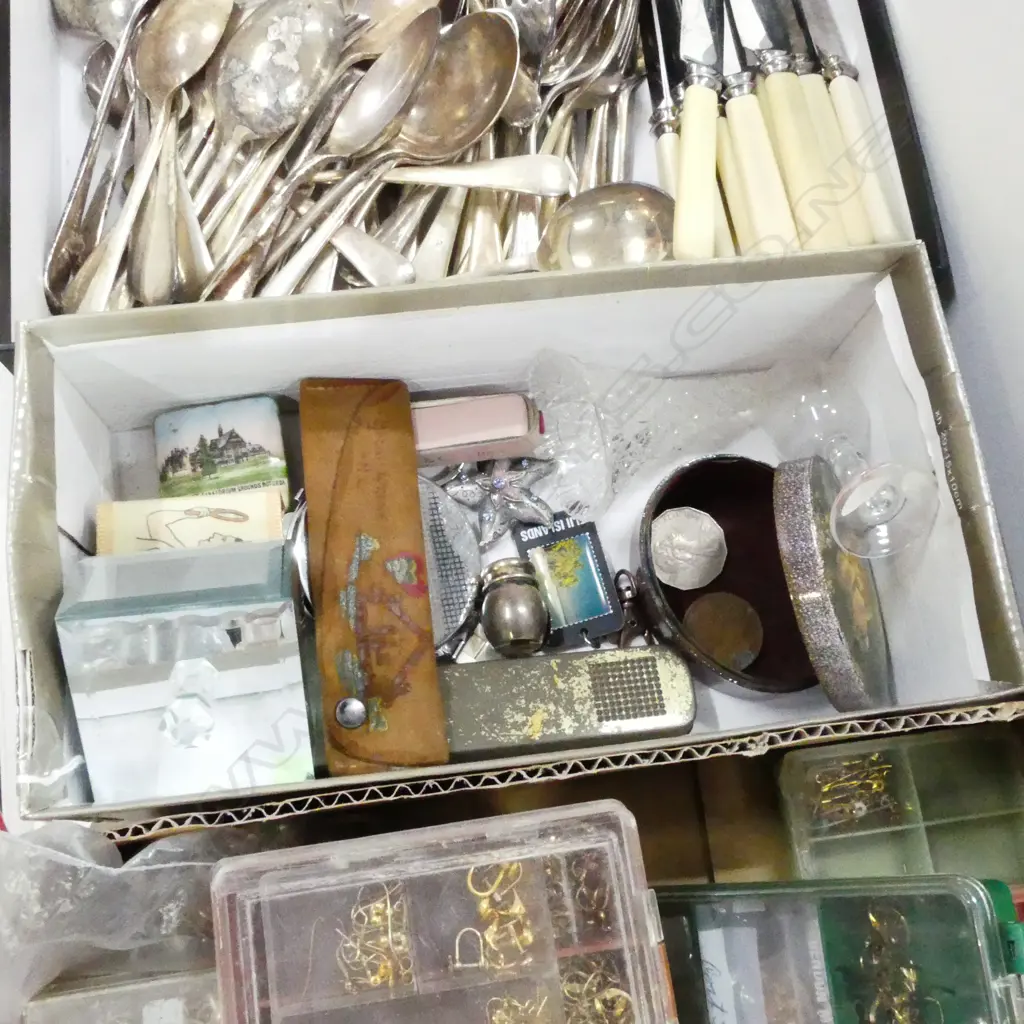 SM BOX COLLECTABLES INCL COMPACTS, SOUVENIR WARE ETC. Image 1++
