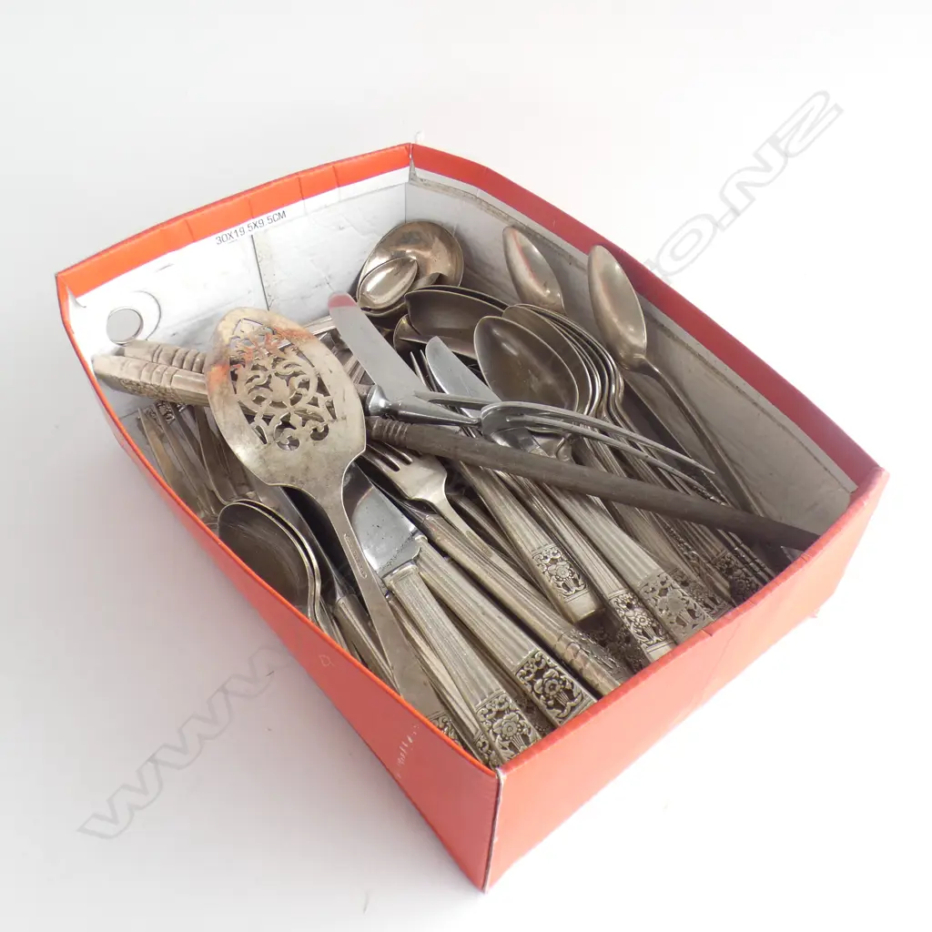 BOX LOT COMMUNITY PLATE 'HAMPTON COURT' CUTLERY Image 1++