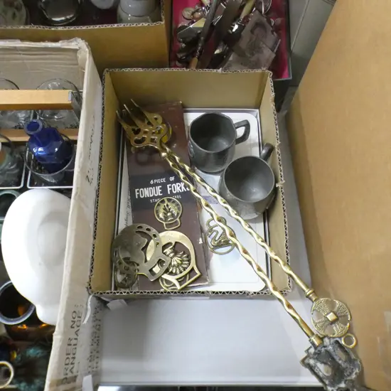 BOX LOT PLACEMATS, 2x TOASTING FORKS, HORSE BRASSES, 2 PEWTER MUGS, FONDUE FORKS