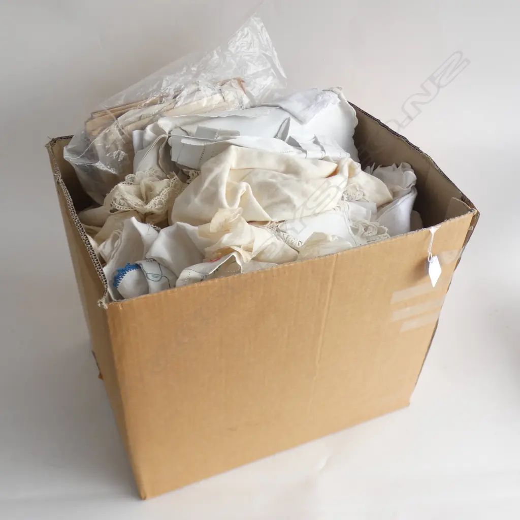 BOX VINTAGE LINEN + LACE + EMBROIDERY Image 1++