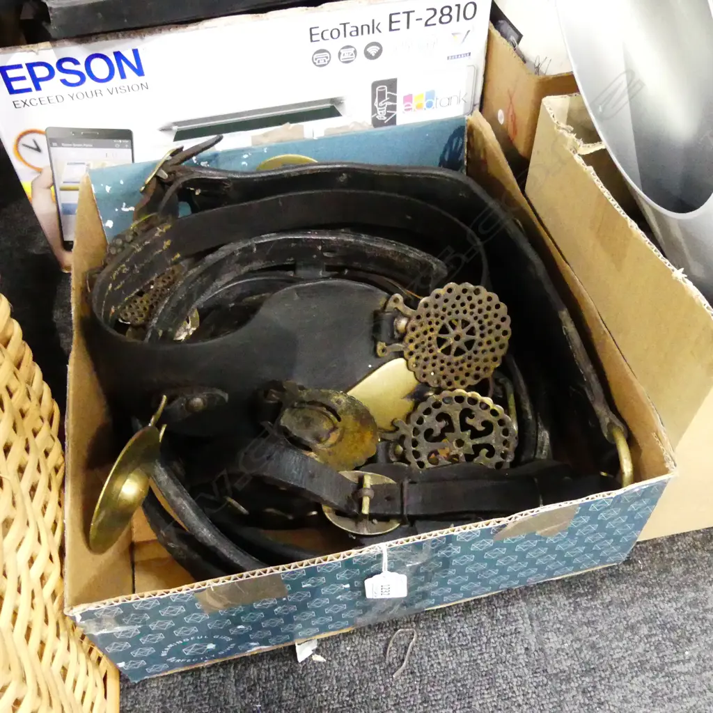 BOX LOT HORSE BRASSES  Image 1++