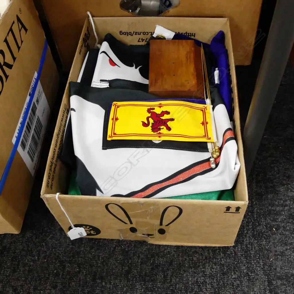 BOX LOT OF 8 FLAGS + 3 PENNANTS ON STAND Image 1++
