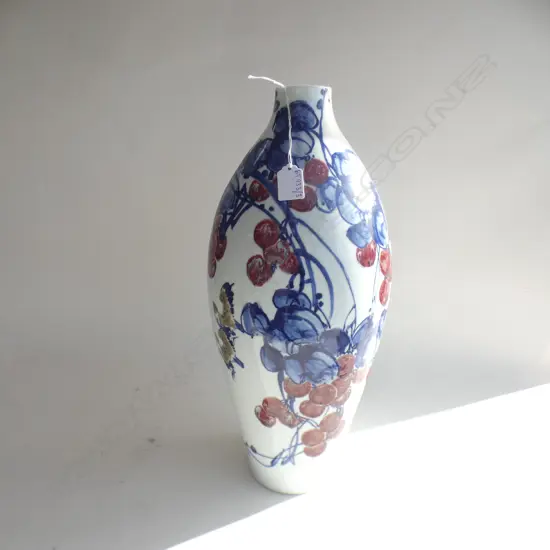 LARGE CHINESE VASE w. RED BERRIES H.480mm