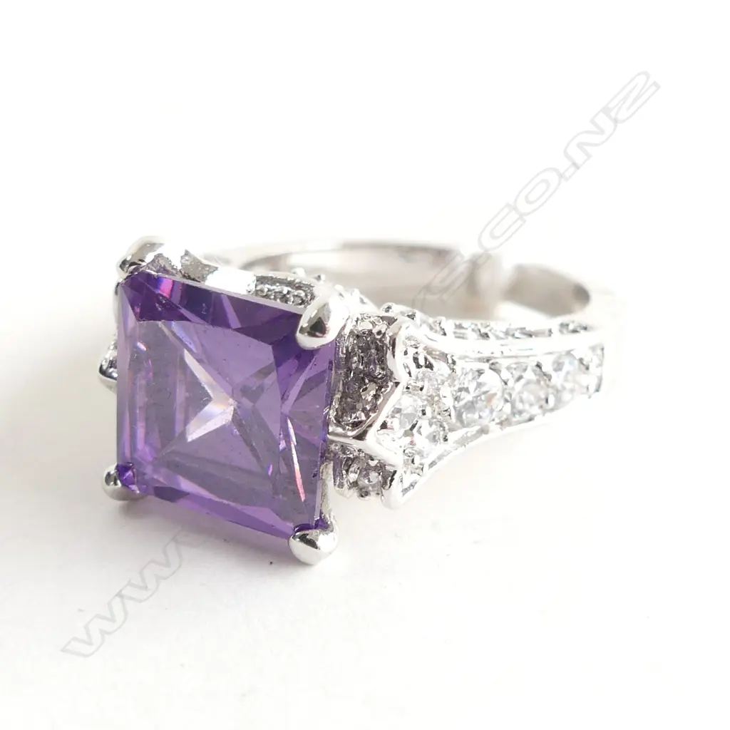 14CT(marked as) WG & PURPLE STONE RING 7.2 GRAMS Image 1++