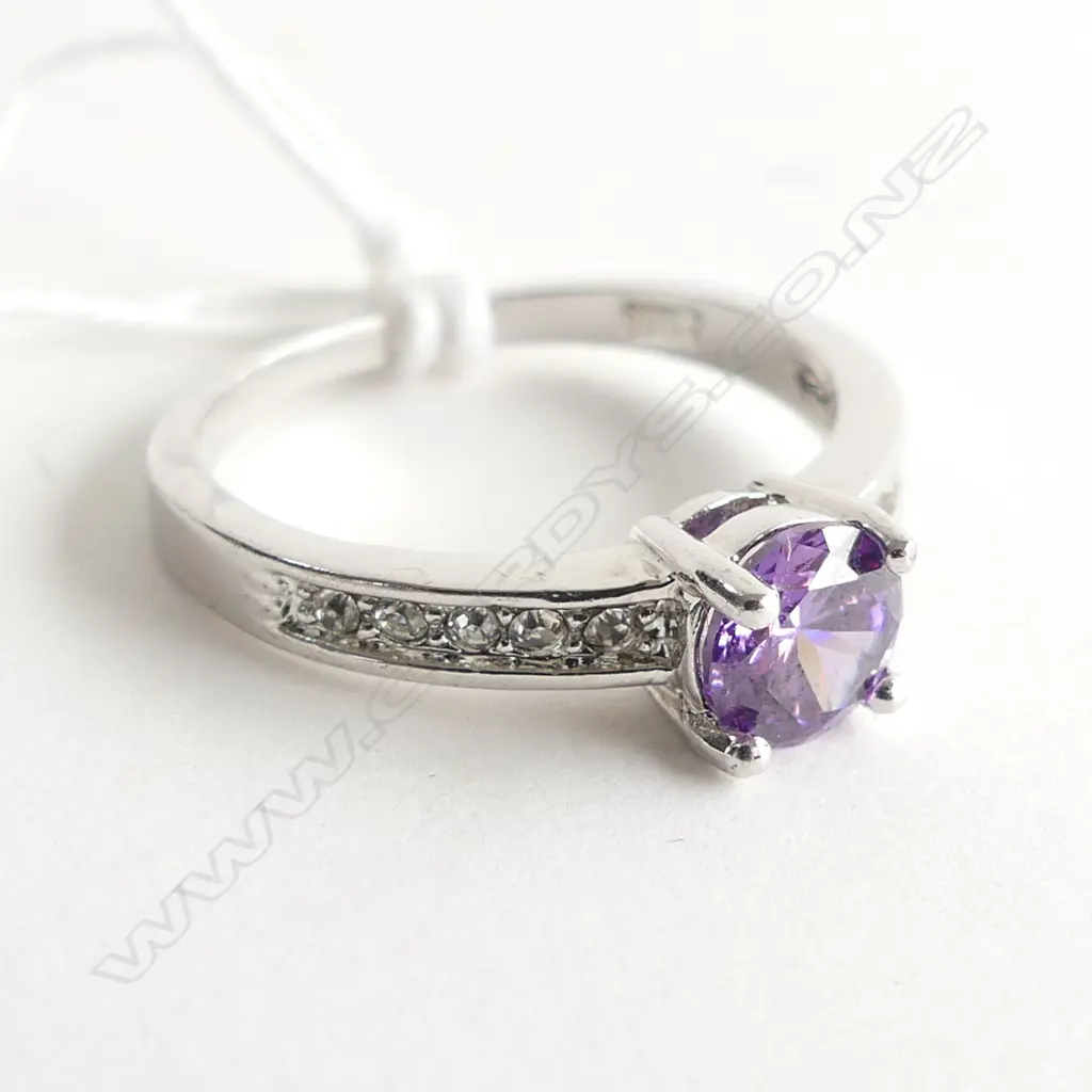 10CT WHITE GOLD RING w. PURPLE GEMSTONE 2.3 GRAMS Image 1++