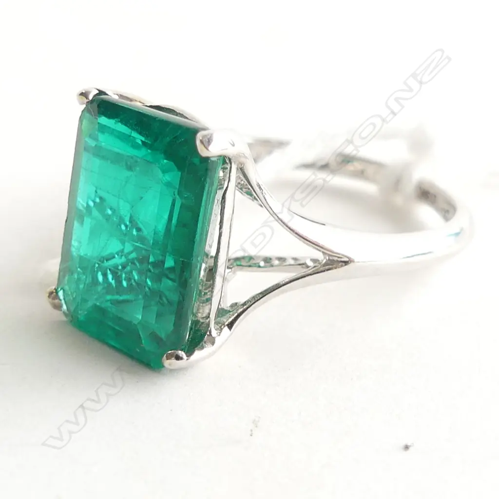 14CT WG & MAN MADE EMERALD IN RING 1.9 GRAMS Image 1++