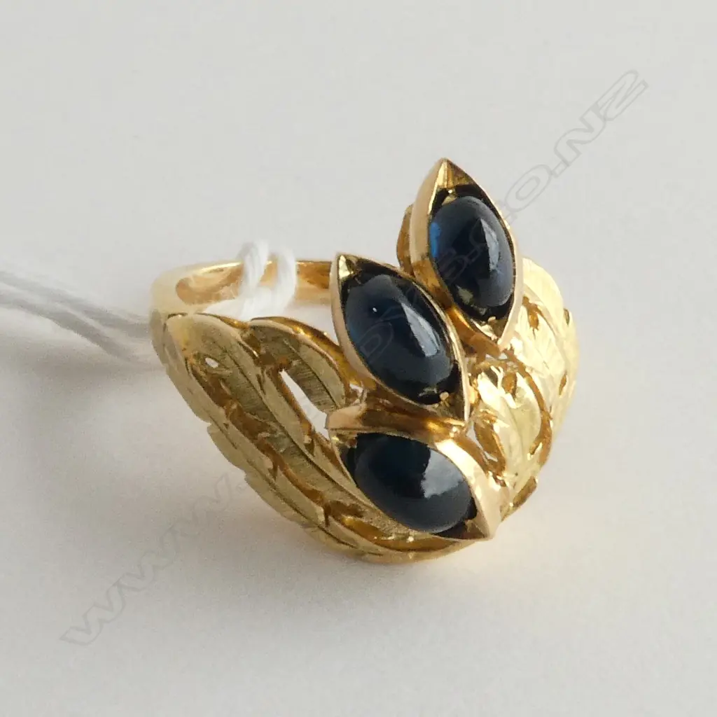 18CT GOLD AND SAPPHIRE RING 7.70gm Image 1++