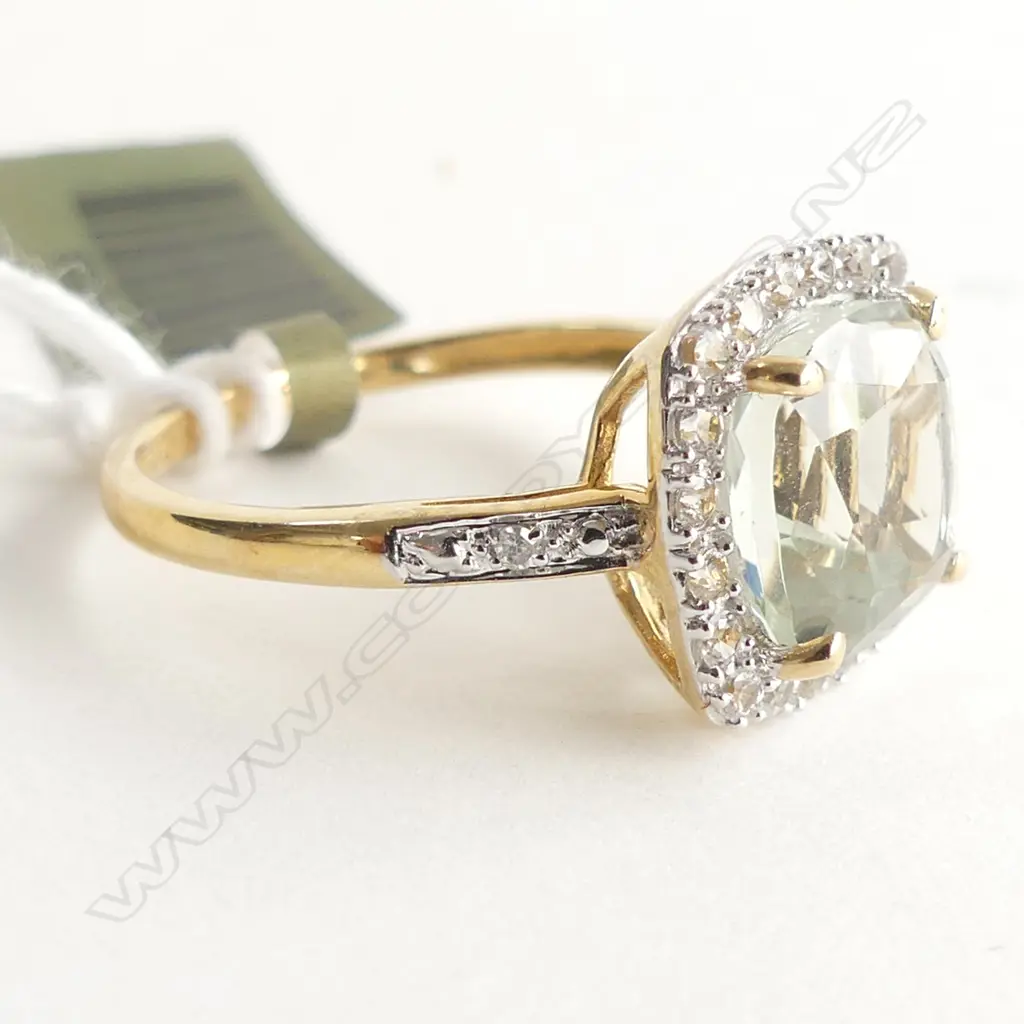 18CT YG, PALE  GREEN GEMSTONE & CZ CLUSTER RING 2.8 GRAMS Image 1++