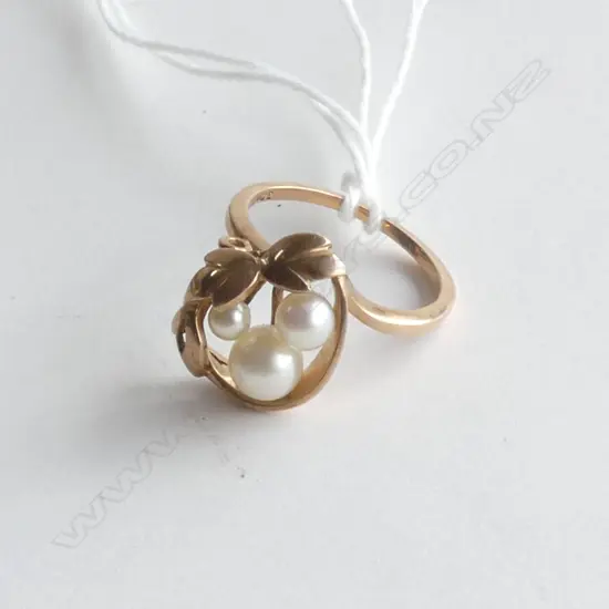 9CT GOLD RING W PEARLS 3.4gms